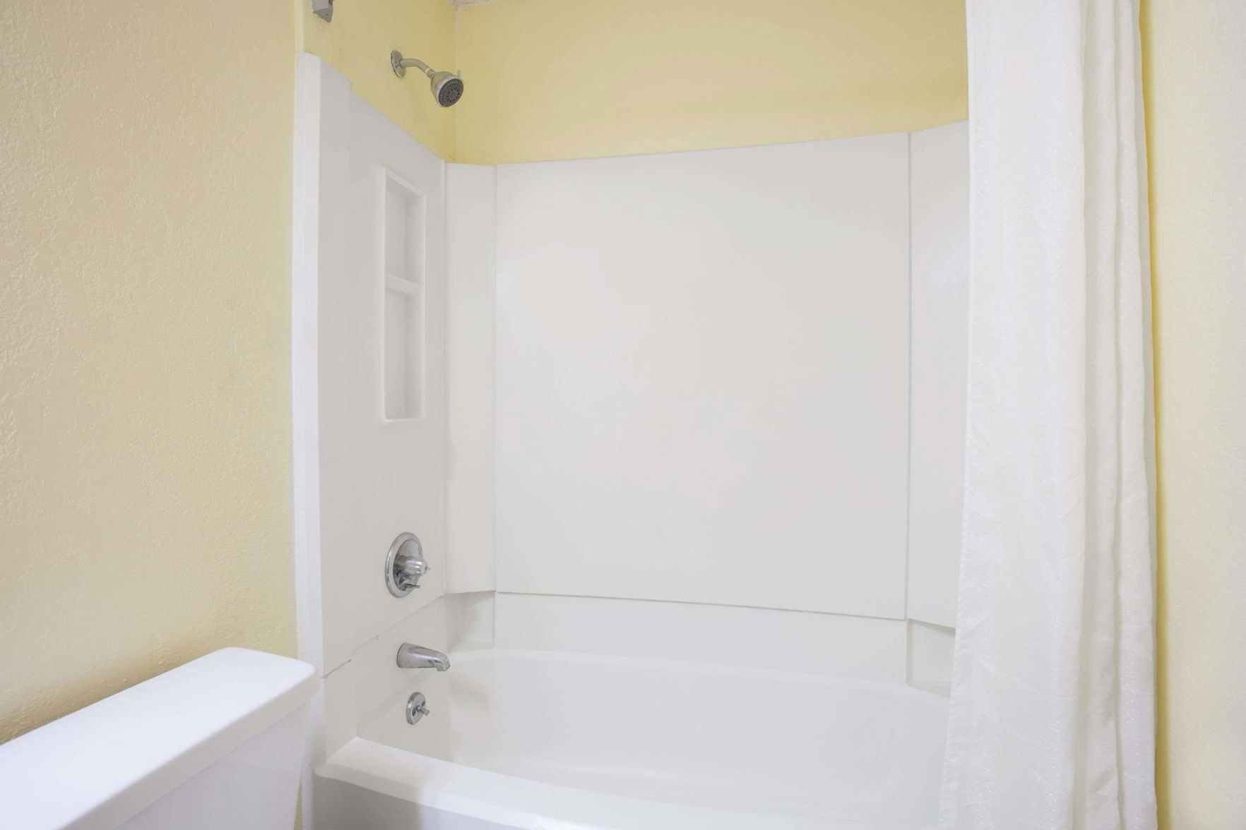Bathroom | Combined shower/bathtub, free toiletries, hair dryer, towels