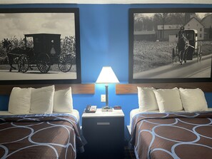 Meja kerja, tirai kedap cahaya, dan tempat tidur lipat/tambahan