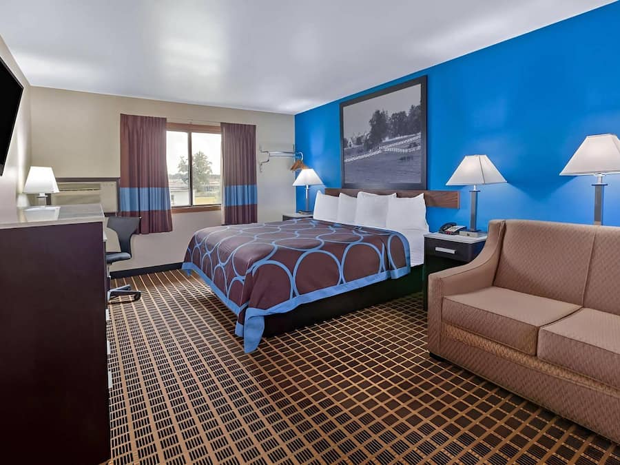Suite, 1 Tempat Tidur King dengan tempat tidur Sofa, Bebas Asap Rokok | Meja kerja, tirai kedap cahaya, dan tempat tidur lipat/tambahan