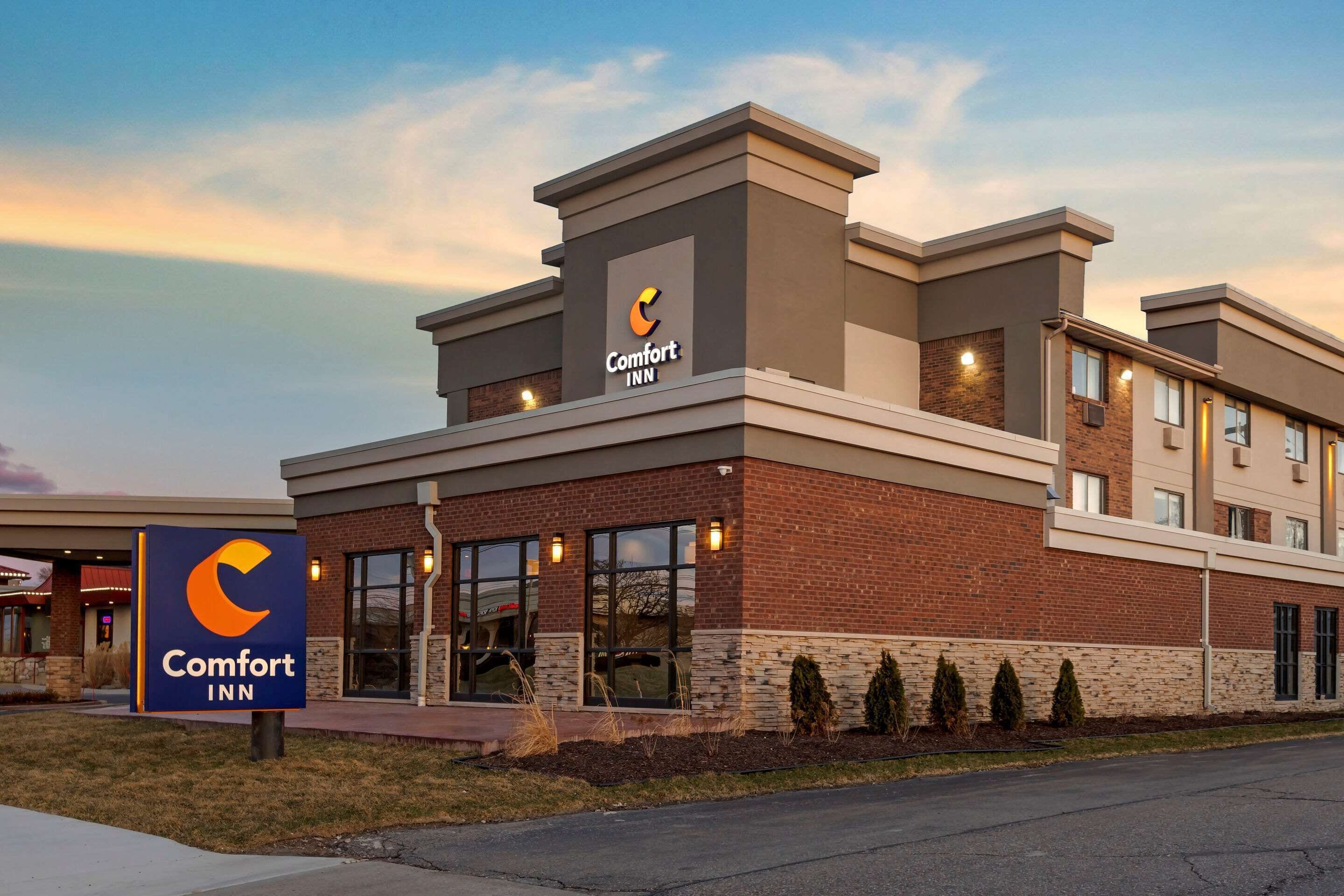 Un hôtel Comfort Inn au design moderne, doté d’une enseigne bien visible et d’une façade en briques.