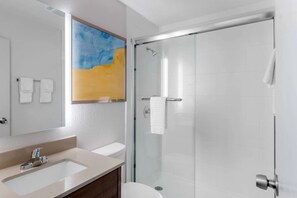 Kombination af bruser/badekar, gratis toiletartikler, hårtørrer