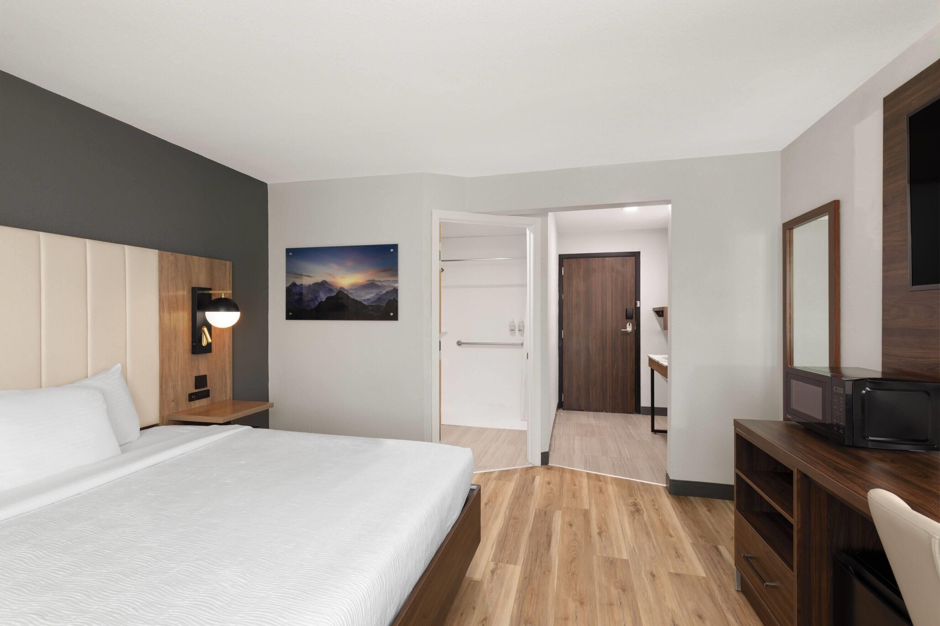 客房, 1 張標準雙人床, 無障礙, 非吸煙房 (Mobility/Hearing Impaired Accessible) | 高級寢具、特厚豪華床墊、書桌、熨斗/熨衫板