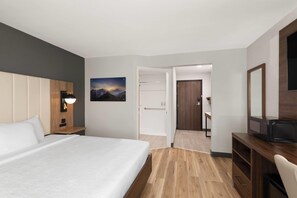 Habitación, 1 cama matrimonial, para no fumadores (Mobility/Hearing Impaired Accessible) | Ropa de cama de alta calidad, camas con pillow-top y escritorio 