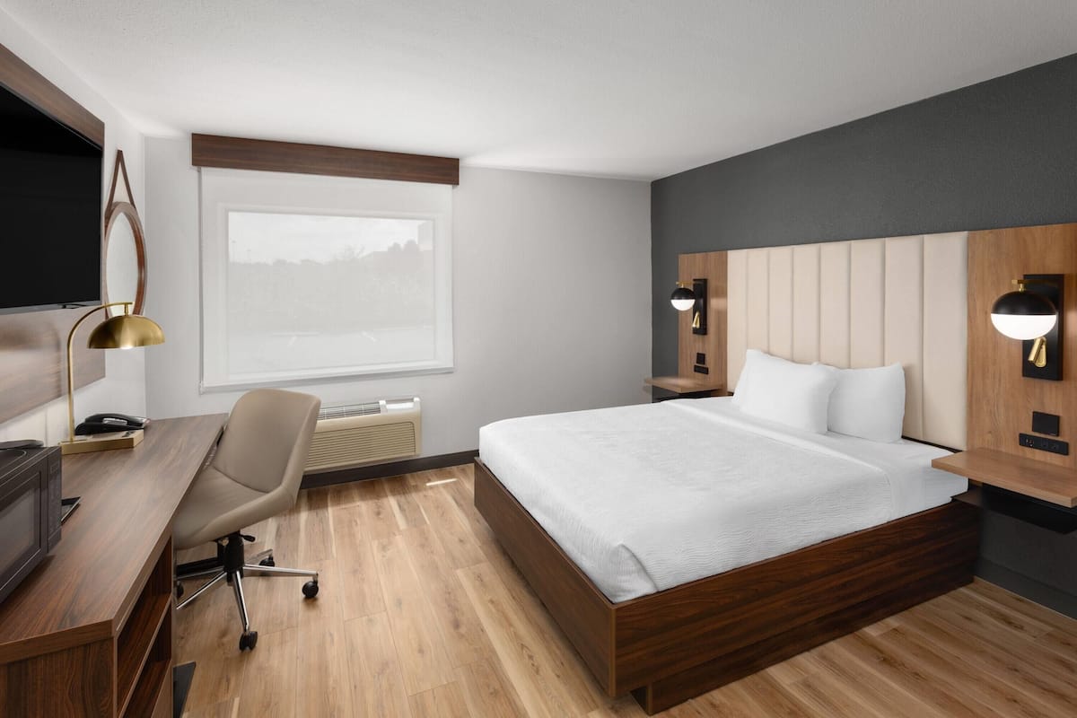 Room, 1 Double Bed, Accessible, Non Smoking (Mobility/Hearing Impaired Accessible) | Premium bedding, pillowtop beds, desk, iron/ironing board