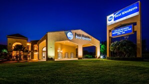 Um hotel Best Western Yuba City com um letreiro indicando comodidades como hidromassagem gratuita, piscina e acesso à internet sem fio.