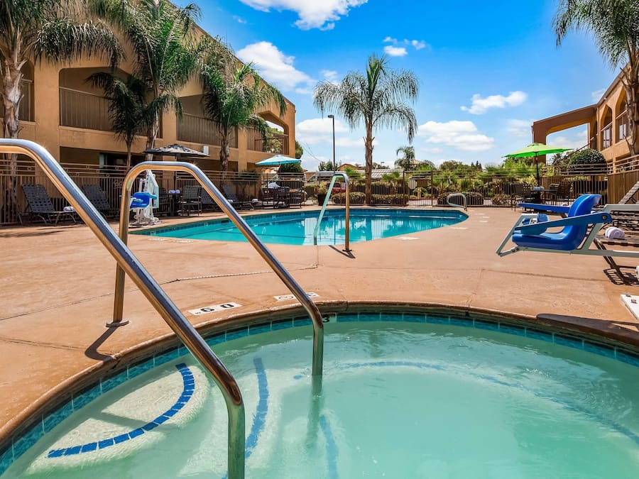 Outdoor pool, sun loungers