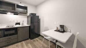 Mini-fridge, microwave, dining tables - Motel 6 Mobile, AL – Airport Blvd (Mobile)