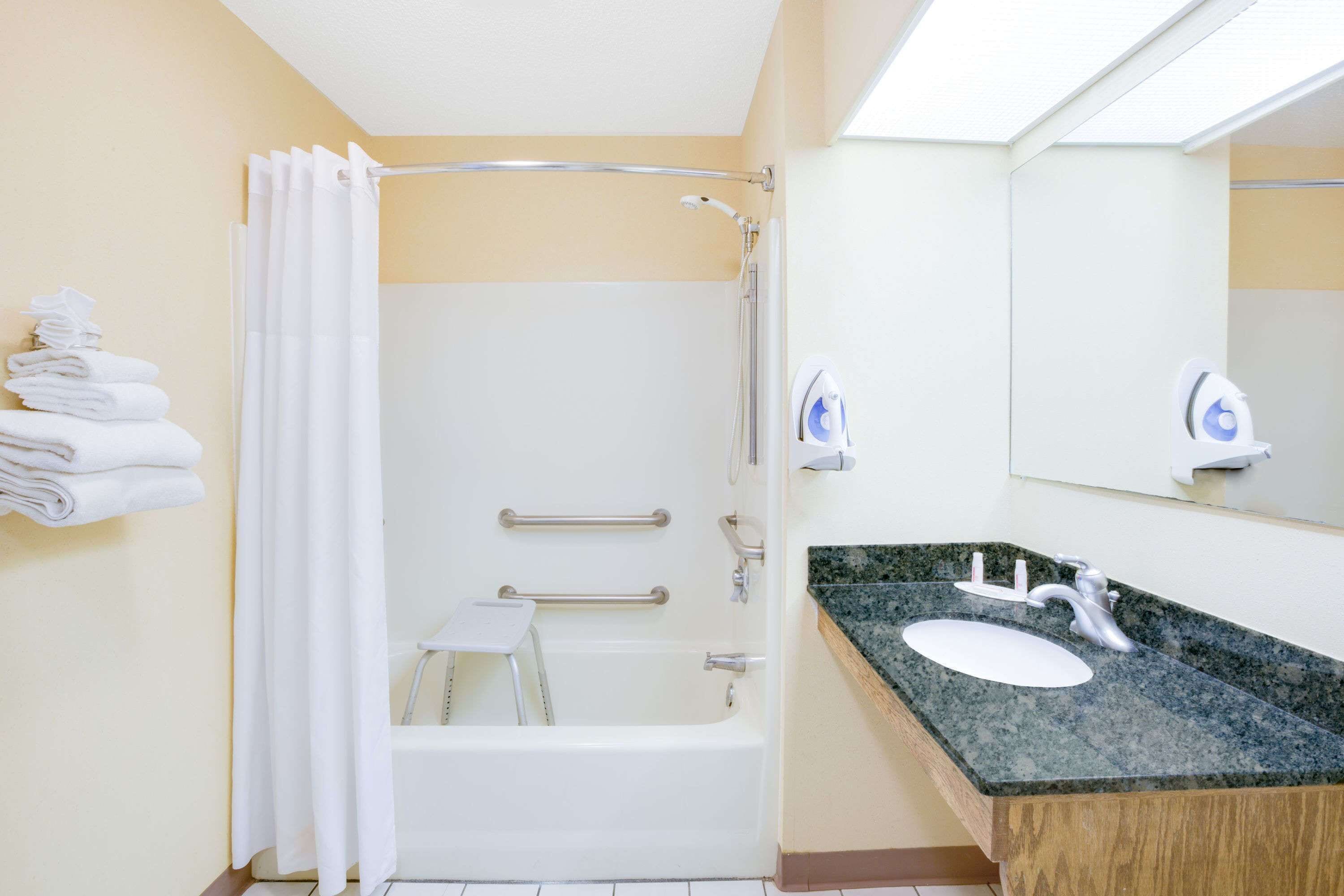 Combined shower/bathtub, free toiletries, hair dryer, towels