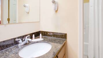 Combined shower/tub, free toiletries, hair dryer, towels