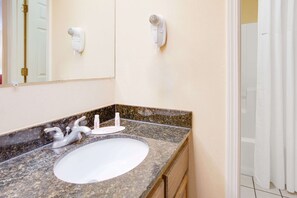Combined shower/tub, free toiletries, hair dryer, towels - Baymont by Wyndham Ozark (Ozark)