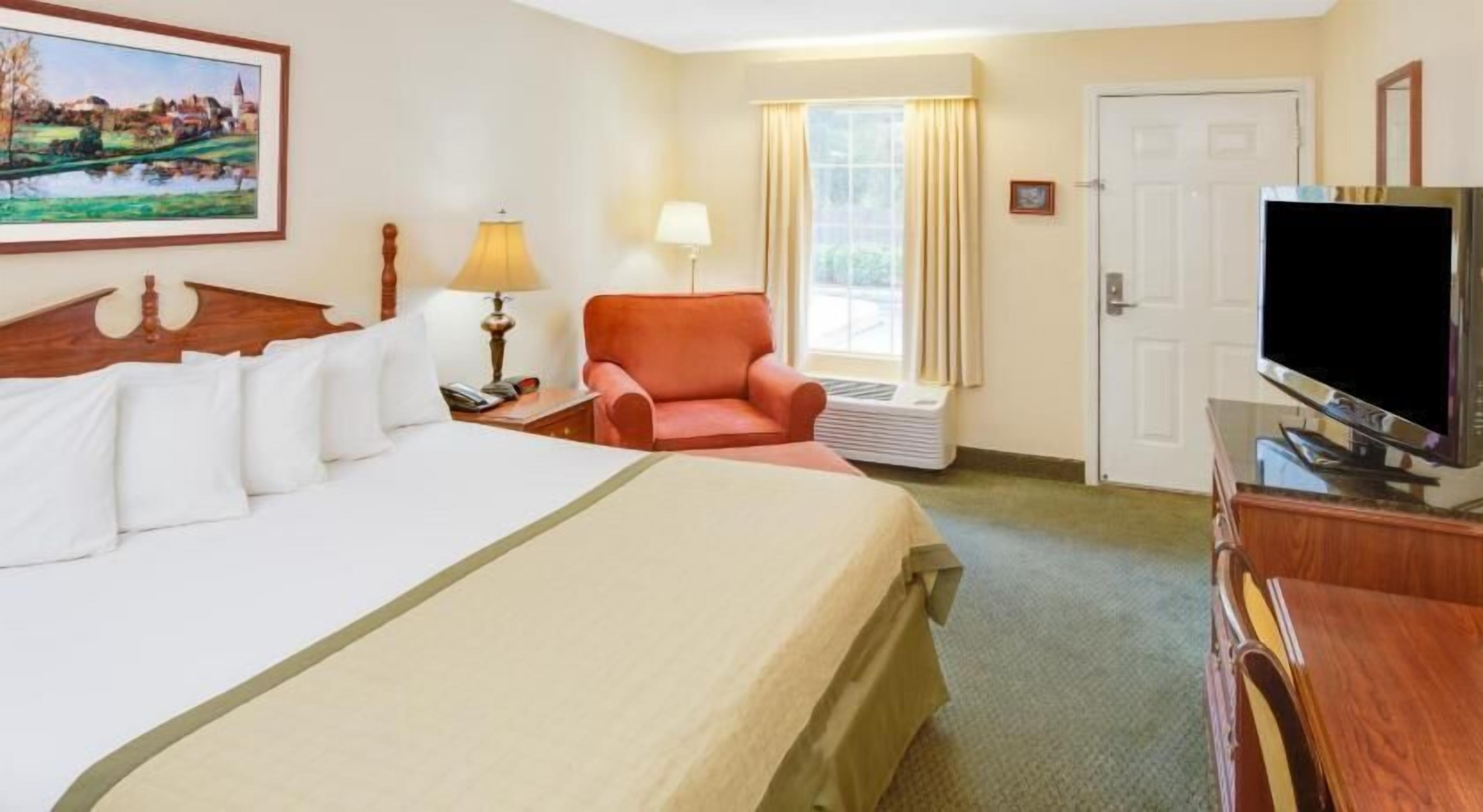 Desk, blackout drapes, iron/ironing board, free WiFi