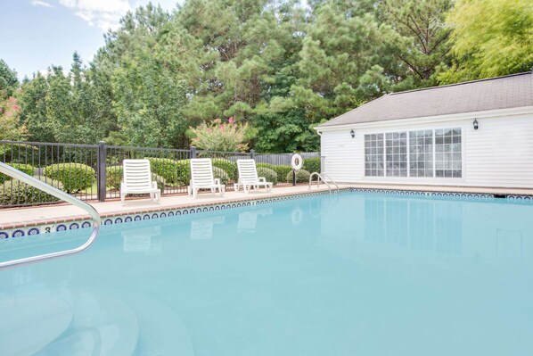 Seasonal outdoor pool, pool umbrellas