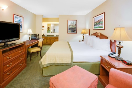 Escritorio, cortinas blackout y tabla de planchar con plancha . Baymont by Wyndham Ozark