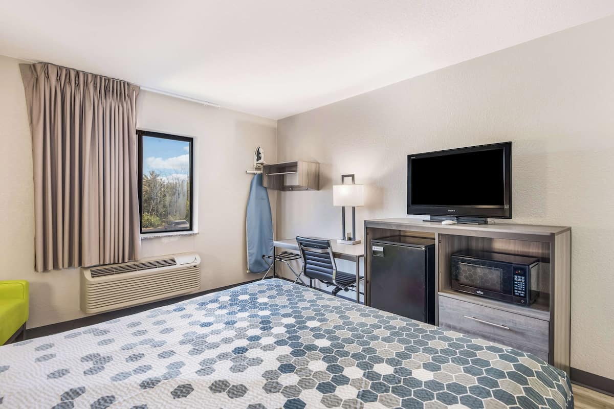 Desk, iron/ironing board, rollaway beds, free WiFi