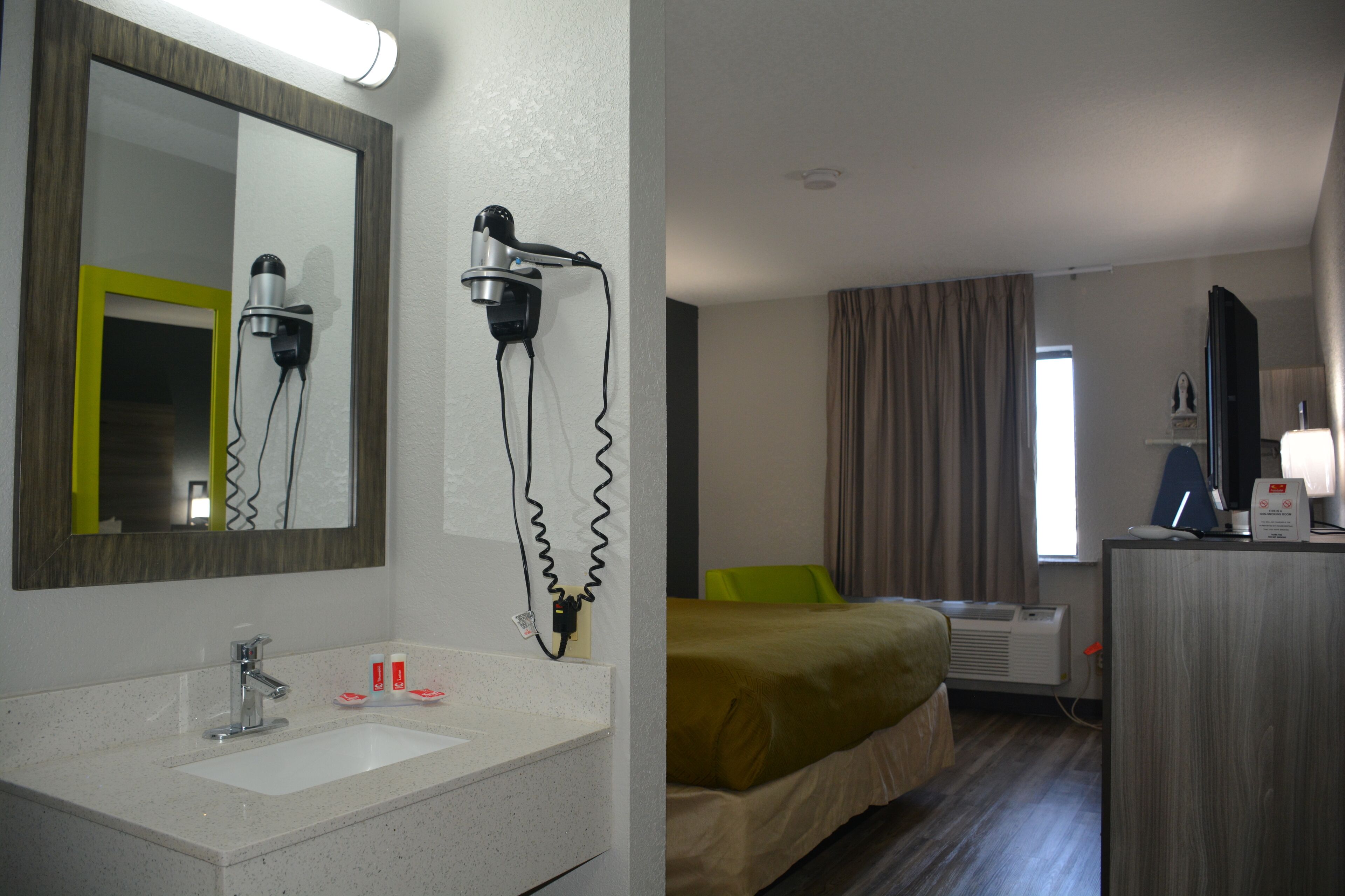 Econo Lodge Inn & Suites - Des Moines/Merle Hays Road