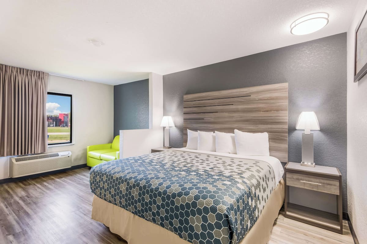 Suite, 1 King Bed | Desk, iron/ironing board, rollaway beds, free WiFi