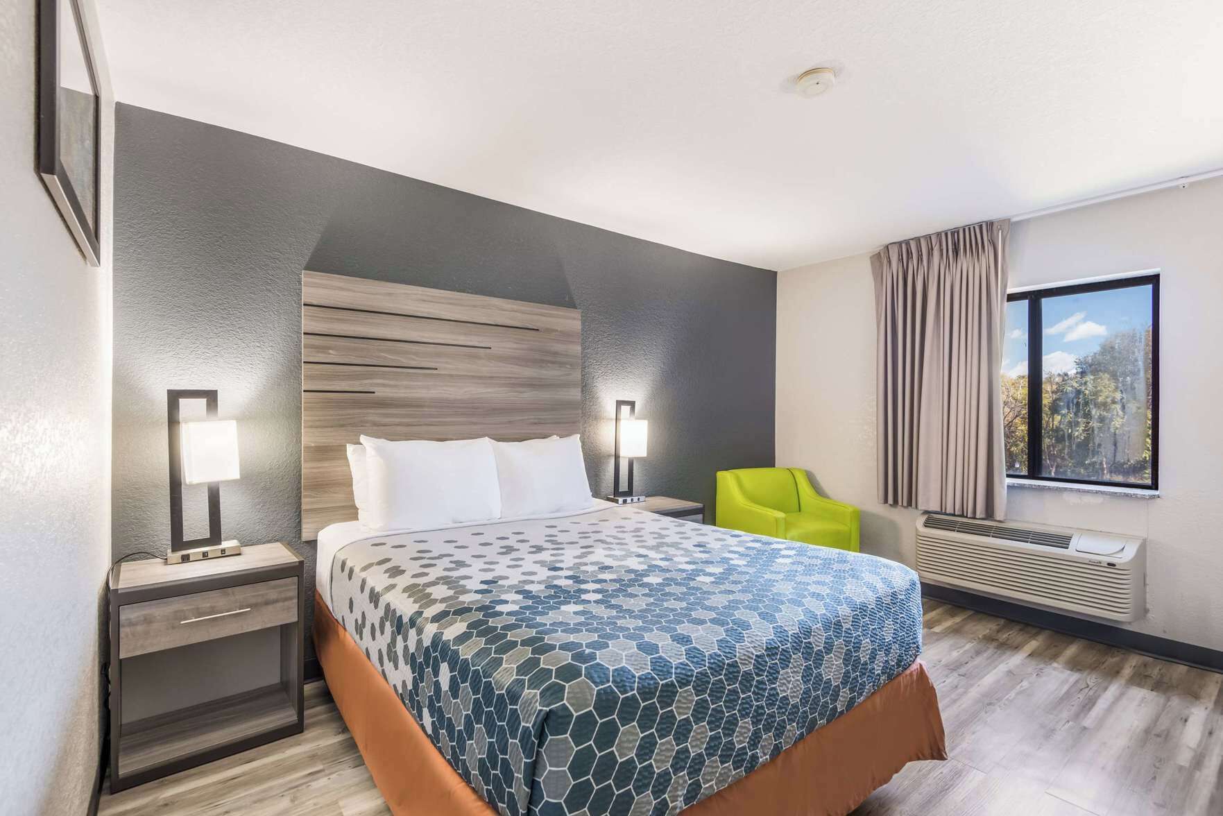 Desk, iron/ironing board, rollaway beds, free WiFi