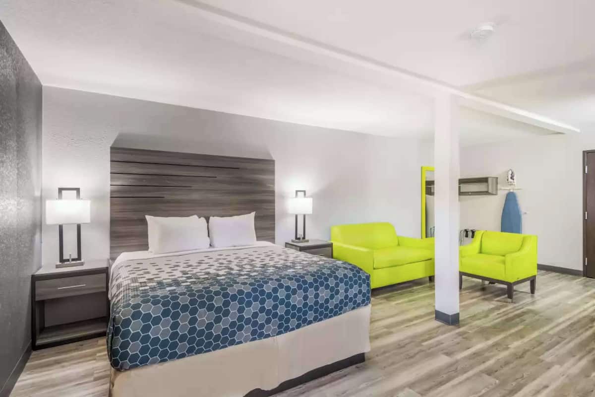Room, 1 King Bed, Jetted Tub | Desk, iron/ironing board, rollaway beds, free WiFi
