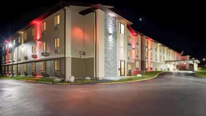 A multi-story hotel with a modern design, featuring a stone facade and multiple windows. - Sonesta Essential Des Moines (Des Moines)