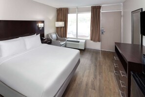 Desk, laptop workspace, blackout curtains, iron/ironing board - Days Inn by Wyndham Melbourne (Melbourne)