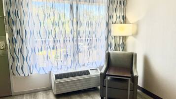 Escritorio, espacio para trabajar con laptop y cortinas blackout