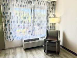 Escritorio, espacio para trabajar con laptop y cortinas blackout 