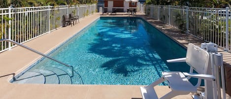 Una piscina al aire libre