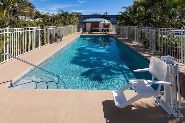 Una piscina al aire libre