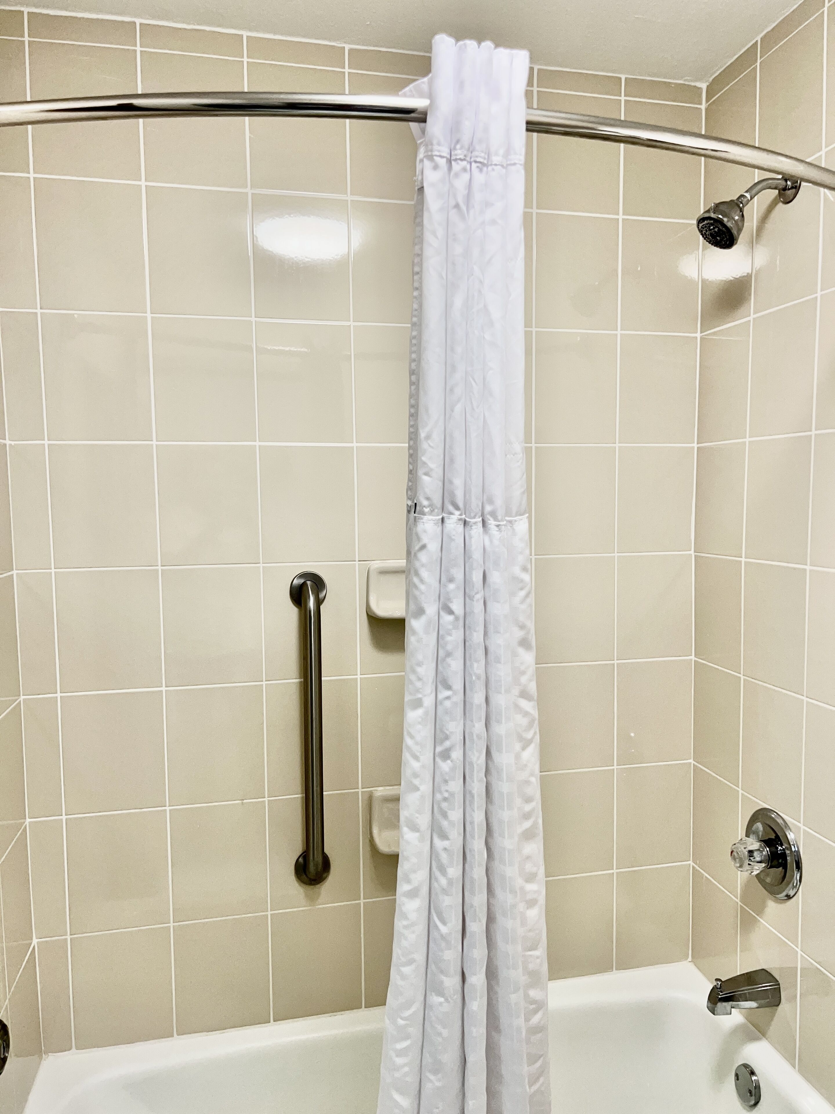 room, 1 queen bed, accessible, non smoking (mobility accessible, pet-friendly) | bathroom | combined shower/bathtub, free toiletries, hair dryer, towels