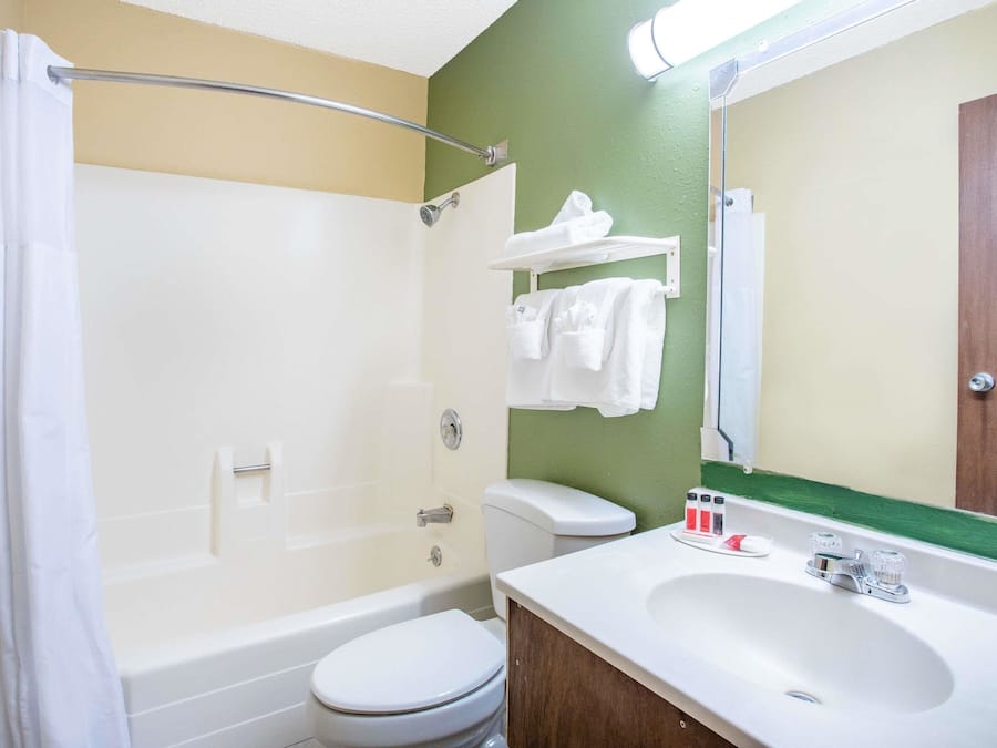 Combined shower/tub, free toiletries, hair dryer, towels