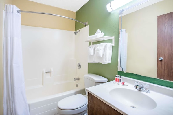 Tina con regadera, amenidades de baño gratuitas, secadora de cabello