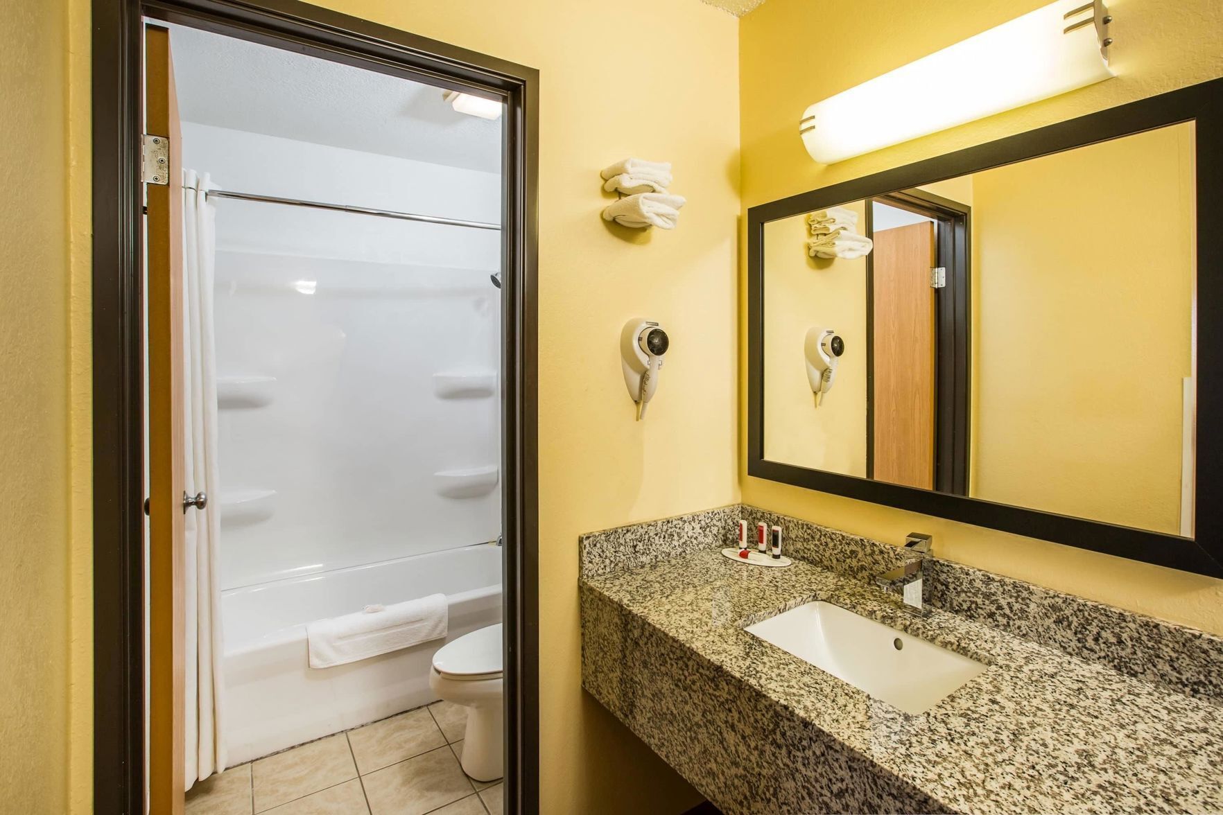 Baño | Ducha y bañera combinadas y artículos de higiene personal gratuitos