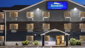 Un hôtel Baymont by Wyndham doté d’une façade moderne, de nombreuses fenêtres et d’une entrée imposante.