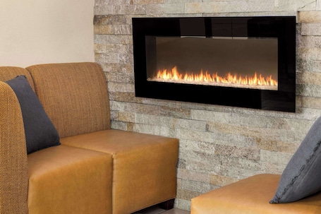 Lobby. Baymont by Wyndham Cedar Rapids