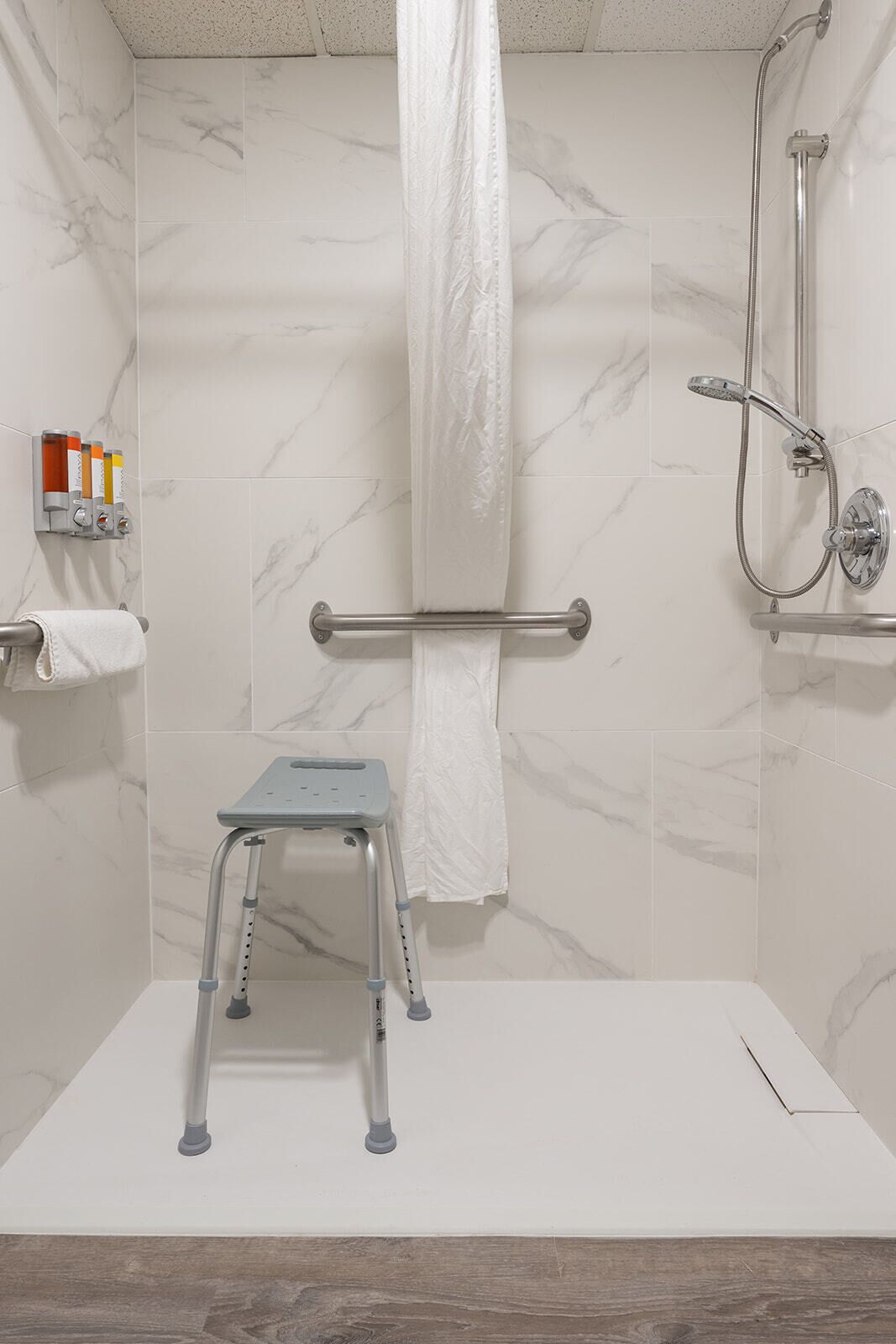 standard room, 1 king bed, roll-in shower, ground floor | bathroom | combined shower/bathtub, designer toiletries, hair dryer, towels