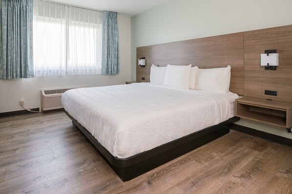 Standard Room, 1 King Bed, Roll-in Shower, Ground Floor