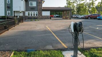 Electric vehicle charging station