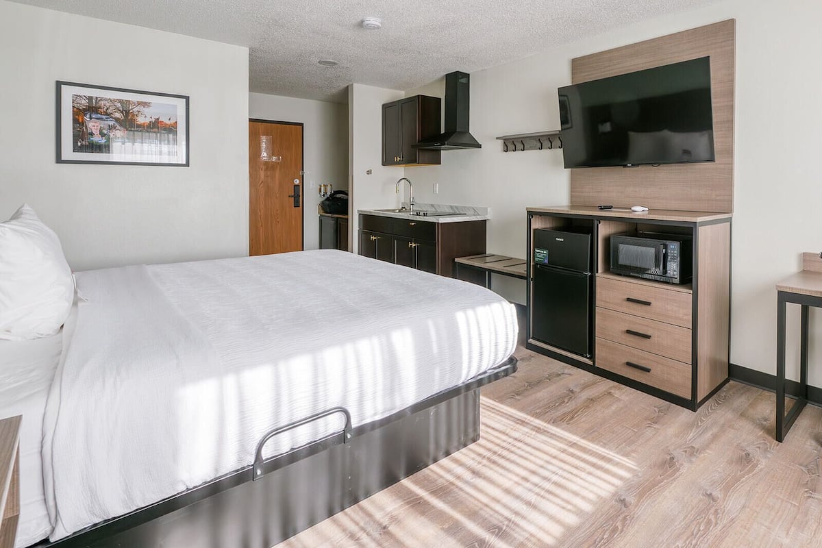 Habitación Deluxe, 1 cama King size, cocineta, planta baja | Ropa de cama de alta calidad y decoración personalizada