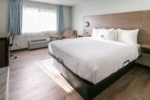 Habitación Deluxe, 1 cama King size, cocineta, planta baja | Ropa de cama de alta calidad y decoración personalizada 