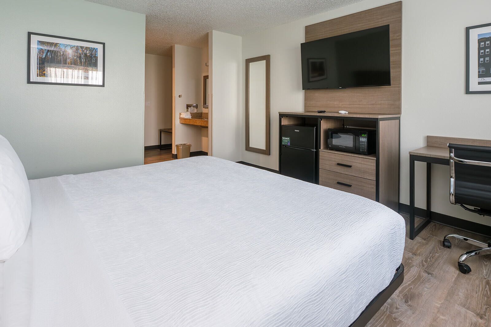 standard room, 1 king bed, roll-in shower, ground floor | 1 bedroom, premium bedding, individually decorated