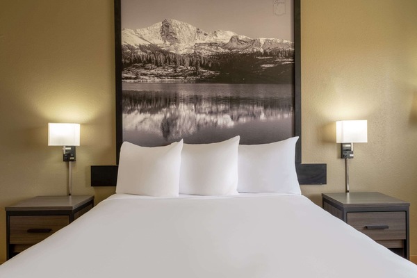 Accessible 1 Full Bed Non-Smoking | Individually decorated, individually furnished, desk, soundproofing