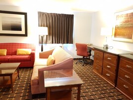 Escritorio, cortinas blackout y tabla de planchar con plancha 