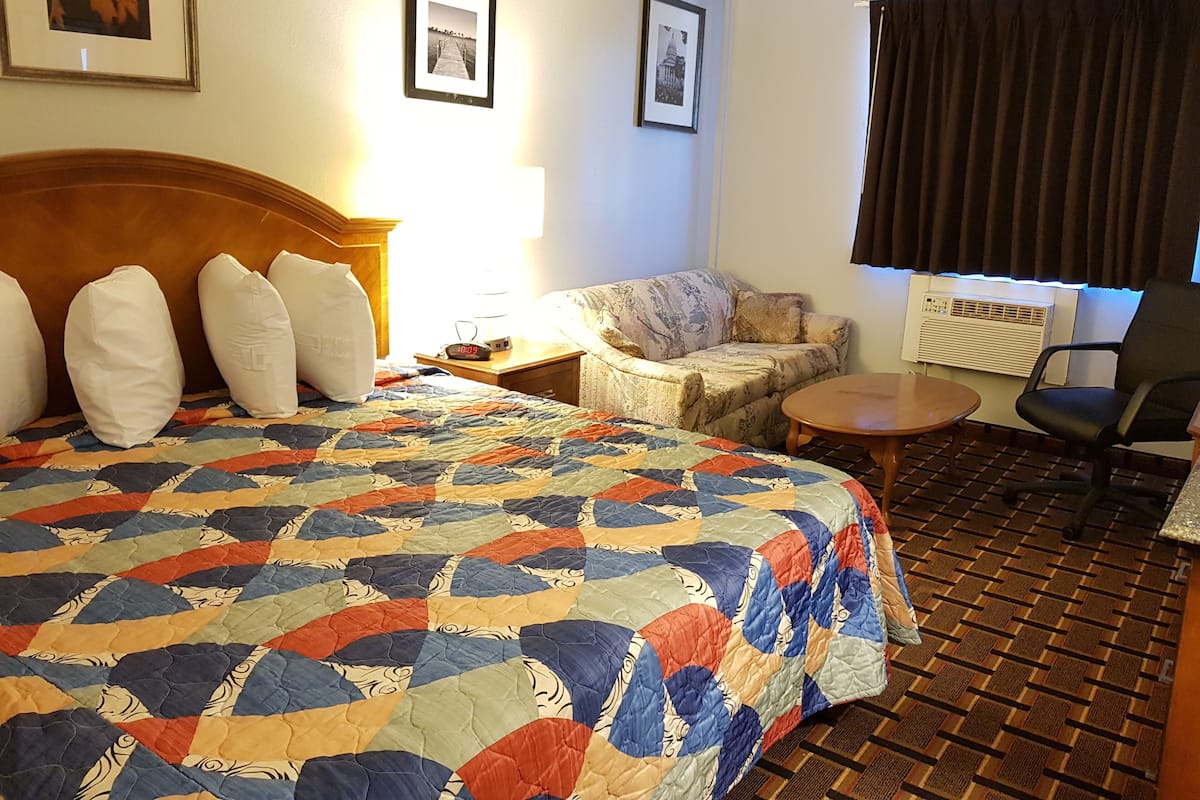 Comfort Single Room | Meja, langsir/tirai gelap terus, seterika/papan seterika, Wi-fi percuma