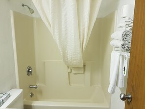 Combined shower/bathtub, free toiletries, hair dryer, towels - Le Mars Inn & Suites (Le Mars)