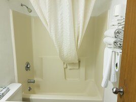 Bañera con ducha, artículos de tocador gratuitos, secador de pelo