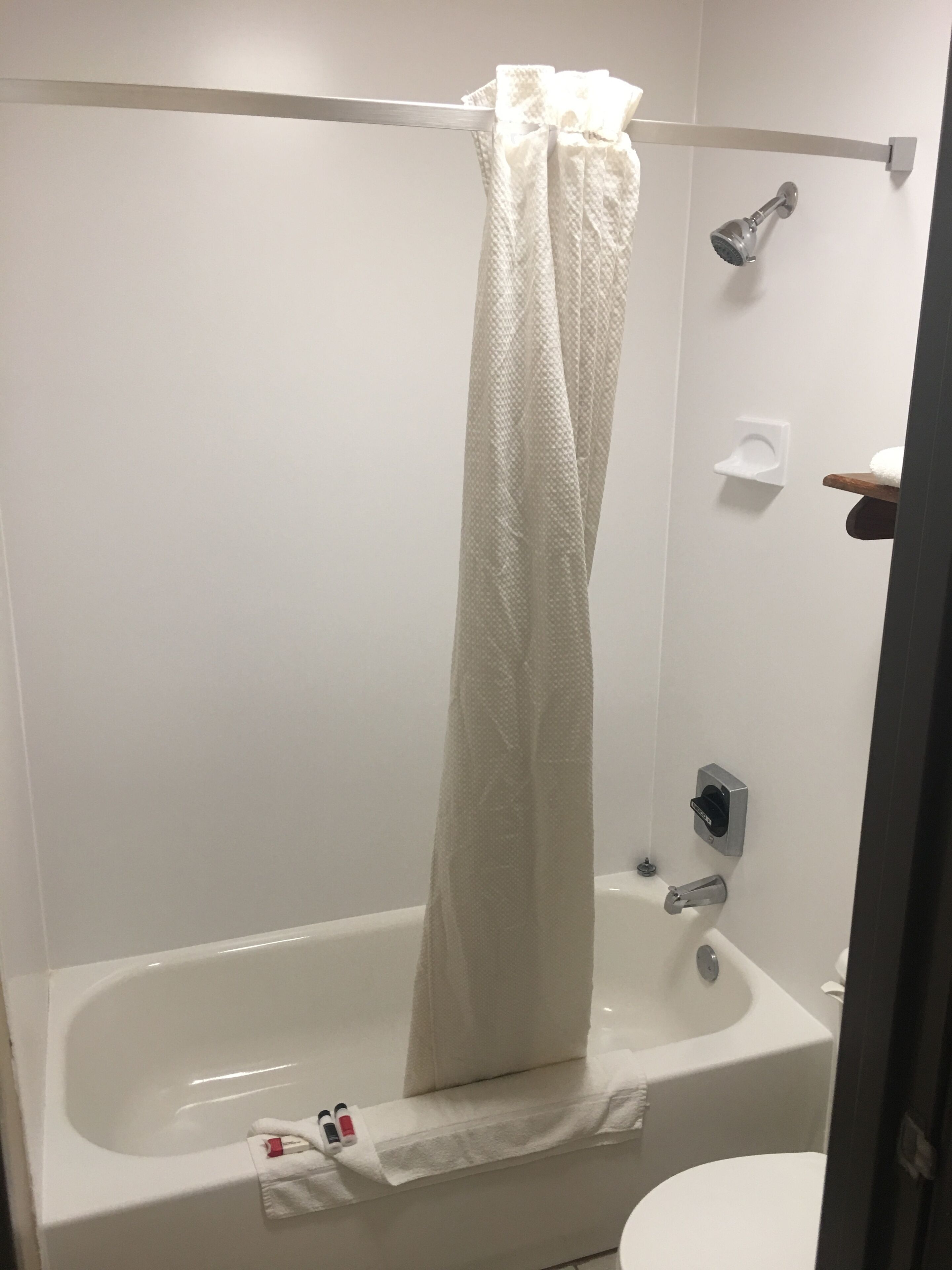 Une salle de bain avec une baignoire, une douche et des toilettes.