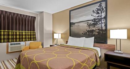 Super 8 by Wyndham Blue Earth