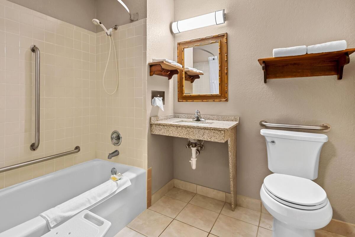 Une salle de bain avec une baignoire, un lavabo et des toilettes.
