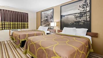 Ett hotellrum med två sängar, ett stort fönster med utsikt över en sjö och en randig matta.