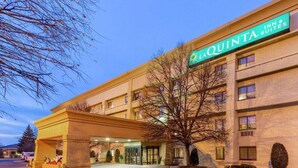 A hotel with a prominent sign reading "La Quinta Inn & Suites." - La Quinta Inn & Suites by Wyndham Chicago Tinley Park (Tinley Park)